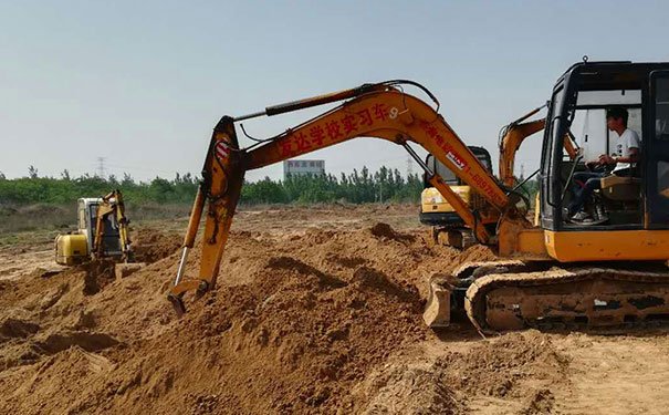郑州发达挖掘机培训学校 - 挖掘机培训班