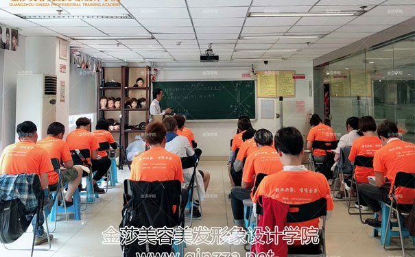 汕尾化妆培训学校哪个好 - 学费多少